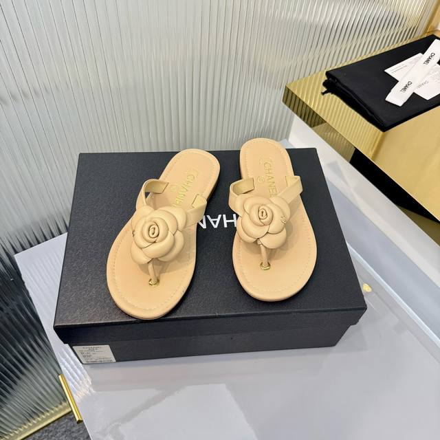 出厂价Pp: DDD 顶级版本 Chanel香奈儿小香2026P走秀款夹趾拖鞋,凉鞋 DDD 超级无敌美且增高的一双夏日拖鞋,布面比皮质更年轻时髦些。上脚对女生 出厂价Pp: DDD 顶级版本 Chanel香奈儿小香2026P走秀款夹趾拖鞋,凉鞋 DDD 超级无敌美且增高的一双夏日拖鞋,布面比皮质更年轻时髦些。上脚对女生