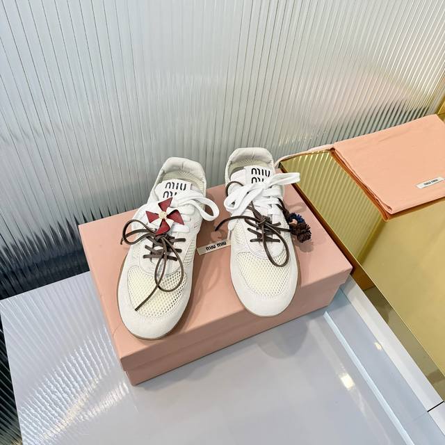 出厂价Pp： DDD Miumiu26春款网鞋｜春日氛围感穿搭的本命鞋 DDD 缪缪2026春季新款网鞋真的把“甜酷百搭”玩明白了！网面材质适配春日的清爽感，黑