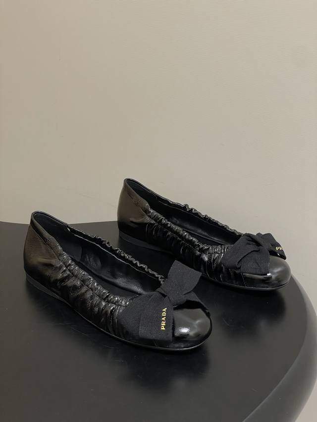 顶级品质 配高档飞机盒 DDD 26Ss早春新款Prada普拉达 法式大蝴蝶结芭蕾舞鞋褶皱玛丽珍单鞋超软超舒服平底船鞋 DDD 这款蝴蝶结芭蕾舞鞋，柔软细腻，黑