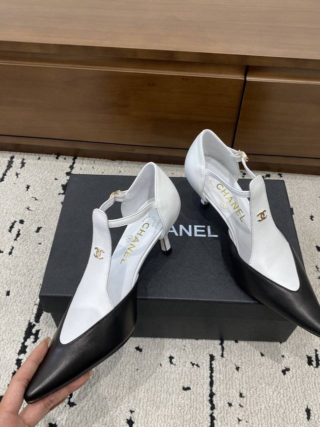 Chanel 2026小香Vintage中古系列 尖头粗花双C 中空高跟单鞋 DDD 让时尚再次跃上你的脚尖,这款小香中古款中空高跟鞋是你展现魅力的完美武器。中 Chanel 2026小香Vintage中古系列 尖头粗花双C 中空高跟单鞋 DDD 让时尚再次跃上你的脚尖,这款小香中古款中空高跟鞋是你展现魅力的完美武器。中