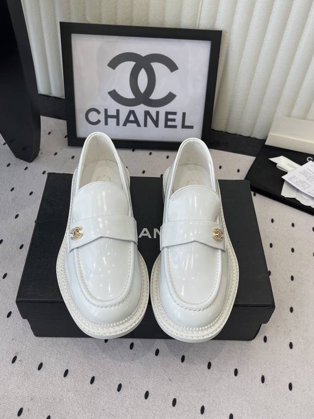 Chanel新款乐福鞋 乐福鞋爱好者绝不能错过 这款气质上更中性帅气几分 线条感很足 鞋面采用进口小牛皮 内里垫脚采用进口油牛皮 意大利进口牛皮大底 Size: Chanel新款乐福鞋 乐福鞋爱好者绝不能错过 这款气质上更中性帅气几分 线条感很足 鞋面采用进口小牛皮 内里垫脚采用进口油牛皮 意大利进口牛皮大底 Size: