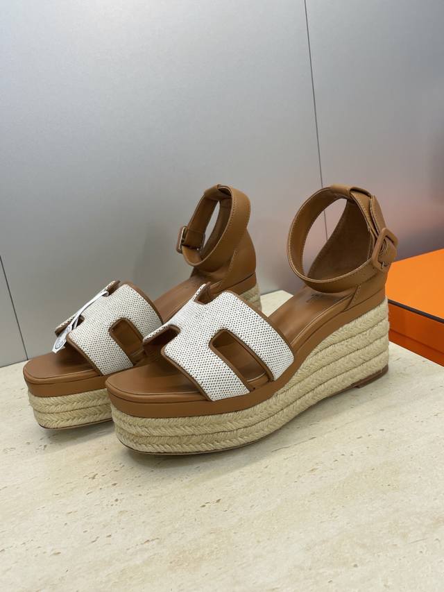 工厂P价P 配全套飞机盒 DDD 莞货 代购级Hermes 爱马仕 2026春夏新色经典款 Luce 厚底拼色坡跟女鞋 H家经典“H”型鞋面防水台高跟凉鞋 DD