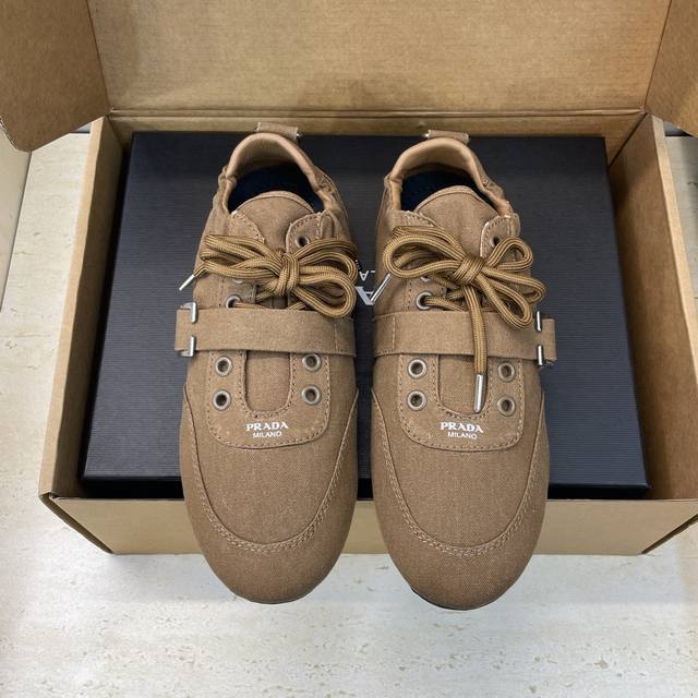 工厂P价P 配全套飞机盒 DDD Prada 2026早春新款休闲系带运动阿甘女跑鞋 普拉达字母Logo五金皮带扣平底圆头拼色滑板徳训鞋 DDD 材质:鞋面进口