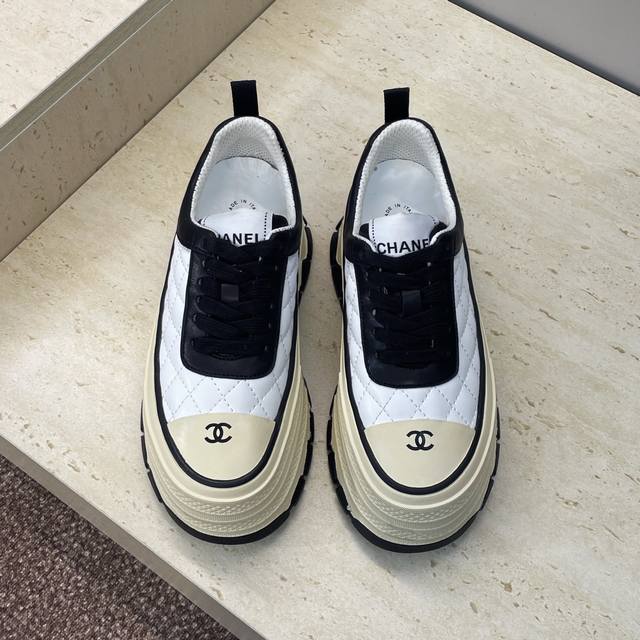 工厂P价P DDD Chanel 香奈儿2026早春新款菱格电绣系带休闲女鞋 小香字母Logo厚底圆头拼色运动滑板小白鞋鞋 DDD 材质:鞋面进口小牛皮+水染羊 工厂P价P DDD Chanel 香奈儿2026早春新款菱格电绣系带休闲女鞋 小香字母Logo厚底圆头拼色运动滑板小白鞋鞋 DDD 材质:鞋面进口小牛皮+水染羊