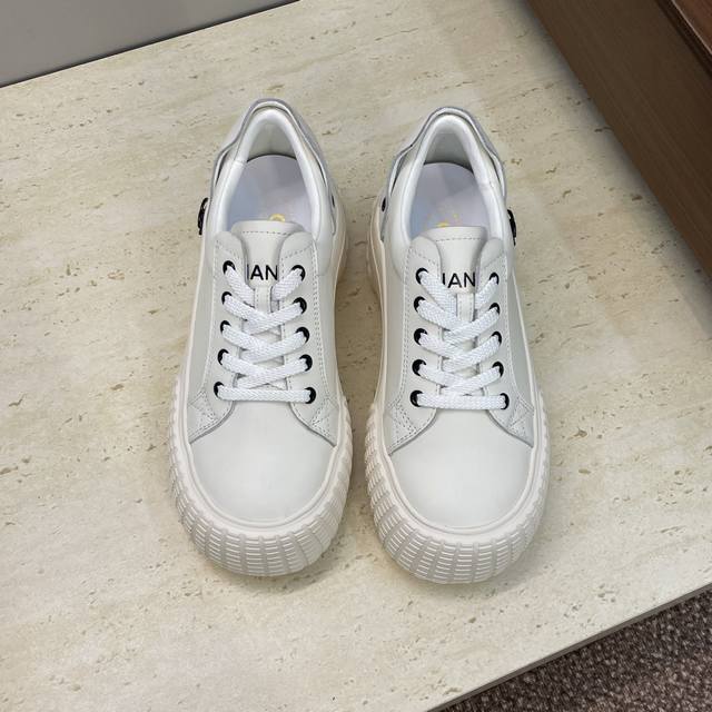 工厂P价P DDD Chanel 香奈儿2026早春新款系带休闲女鞋 小香字母Logo五金扣厚底圆头拼色运动小白鞋 DDD 材质:鞋面进口环保小牛皮+水染羊皮内 工厂P价P DDD Chanel 香奈儿2026早春新款系带休闲女鞋 小香字母Logo五金扣厚底圆头拼色运动小白鞋 DDD 材质:鞋面进口环保小牛皮+水染羊皮内