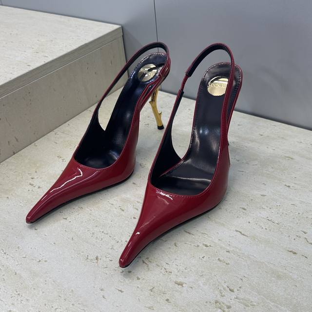 工厂P价P DDD Saint Laurent Paris 圣罗兰2026早春新款高跟女凉鞋 Ysl字母Logo明星同款尖头细跟后空女巫鞋 DDD 材质:鞋面进 工厂P价P DDD Saint Laurent Paris 圣罗兰2026早春新款高跟女凉鞋 Ysl字母Logo明星同款尖头细跟后空女巫鞋 DDD 材质:鞋面进