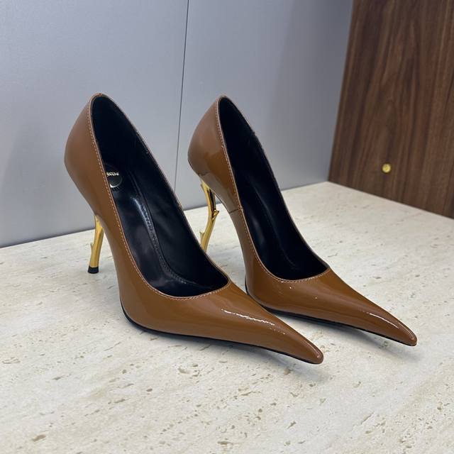 工厂P价P DDD Saint Laurent Paris 圣罗兰2026早春新款高跟女鞋 Ysl字母Logo明星同款尖头细跟女巫单鞋 DDD 材质:鞋面进口牛 工厂P价P DDD Saint Laurent Paris 圣罗兰2026早春新款高跟女鞋 Ysl字母Logo明星同款尖头细跟女巫单鞋 DDD 材质:鞋面进口牛