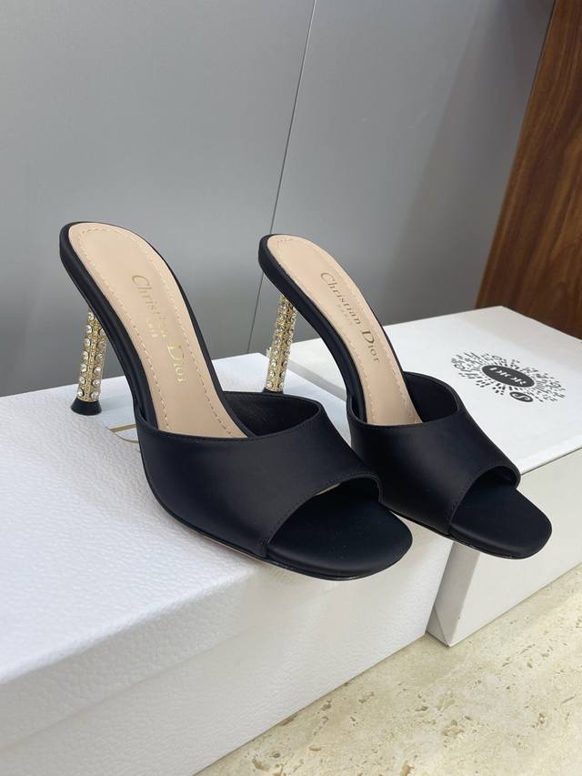 工厂P价P DDD 迪奥 Dior 2026早春新款走秀高定系列Icon 水钻高跟女鞋 Cd字母Logo方头细跟鱼嘴露趾凉拖鞋 DDD 材质：鞋面进口小牛皮 进