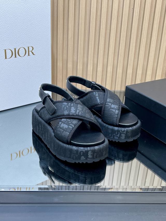 顶级版本 DDD Christian Dior 迪奥厚底D字交叉带凉鞋 DDD D家厚底拖鞋，简约大气，鞋面定制老花面-搭配金色 Christiandior 标