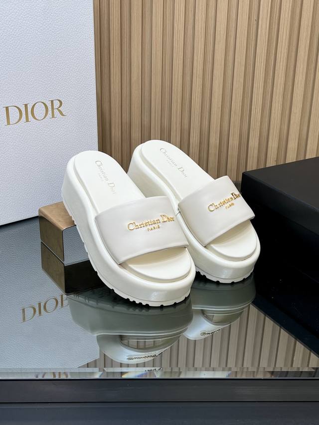 顶级版本 DDD Christian Dior 迪奥新款厚底松糕拖鞋 DDD D家厚底拖鞋，简约大气，鞋面为光滑皮革，搭配金色 Christiandior 标志
