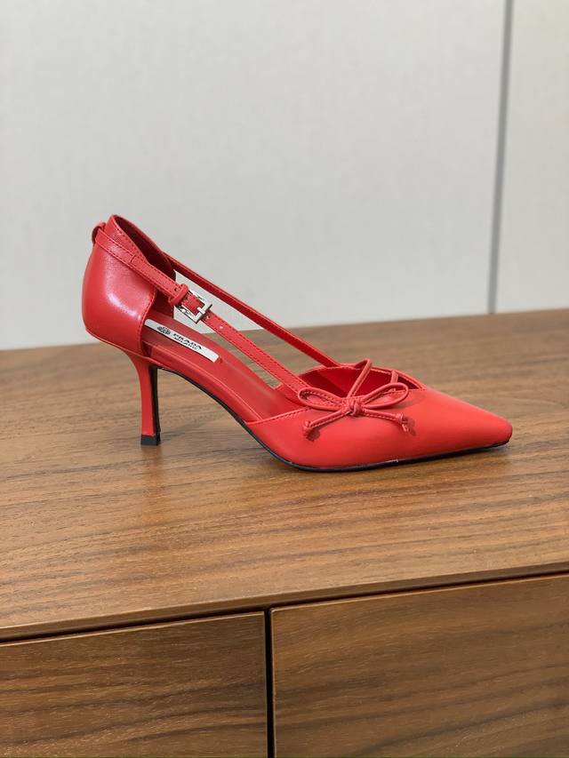 Pra*A 蝴蝶结侧空单鞋。原版套楦，顶级品质。鞋面牛皮、漆皮。进口羊皮内里及垫脚。真皮大底，跟高7.5Cm DDD 码数：35-41 40、41定做不退换 D