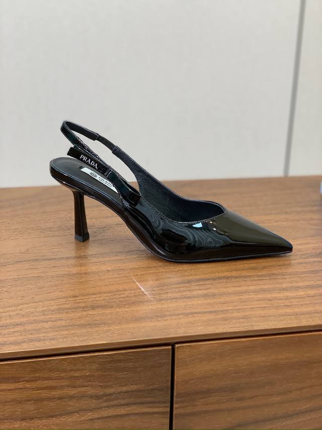 Pra*A 后空单鞋。原版套楦，顶级品质。鞋面牛皮、漆皮。进口羊皮内里及垫脚。真皮大底，跟高7.5Cm DDD 码数：35-41 40、41定做不退换 DDD