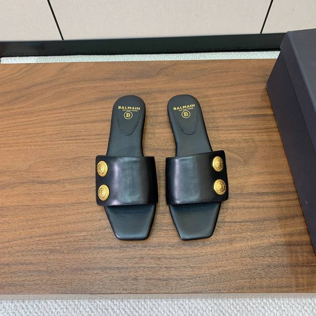 Bal*Ain 平底拖鞋。愈发別致出众，无敌气场、无敌好看。鞋面牛皮，原版开模金属扣，牛皮垫脚。意大利进口真皮大底。 DDD 码数: 36-42 40、41、4