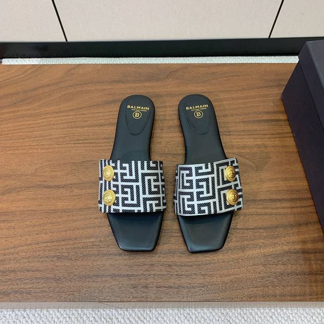 Bal*Ain 平底拖鞋。愈发別致出众，无敌气场、无敌好看。鞋面原版定制Logo布。原版开模金属扣，牛皮垫脚。意大利进口真皮大底。 DDD 码数: 36-42