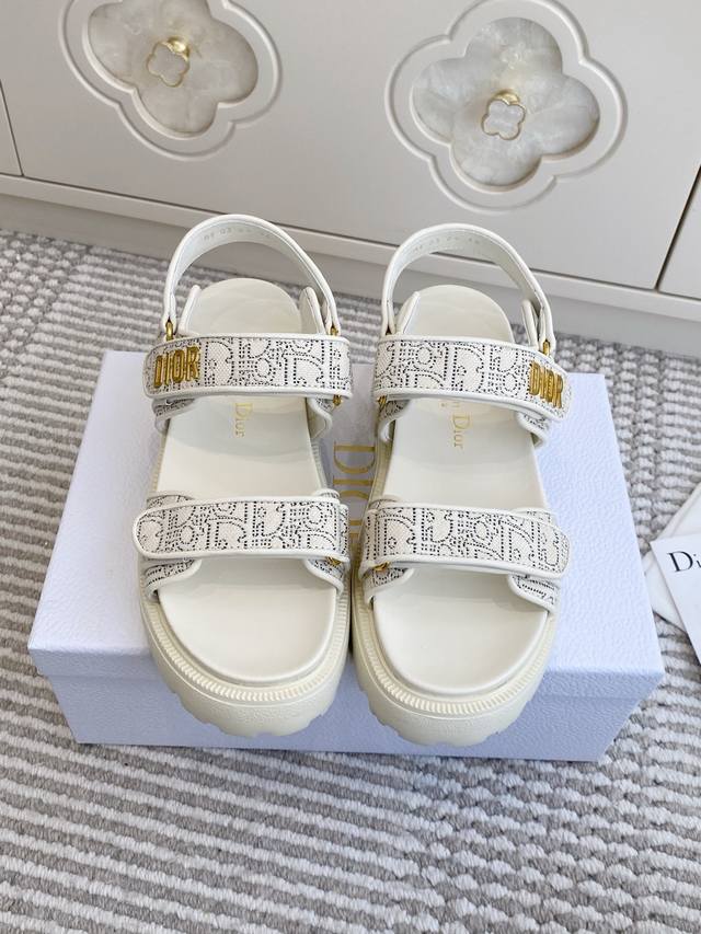 新色 DDD Dio R迪奥26新品Dioract 厚底沙滩鞋 魔术贴凉鞋 DDD 顶级品质 DDD 这款 Dioract 凉鞋以时尚厚底重新演绎经典设计。采用