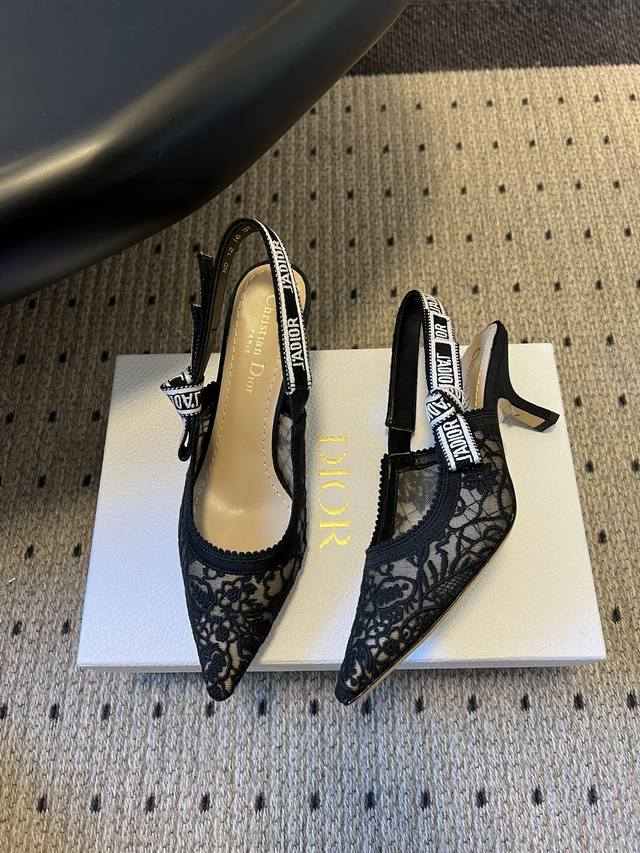 Dio* 26Ss经典款尖头蝴蝶结高跟鞋 DDD 彰显 Dior 精湛工艺的典范之作。采用黑白刺绣精心制作。双色 J’Adior 刺绣饰带点缀以扁平蝴蝶结。搭配
