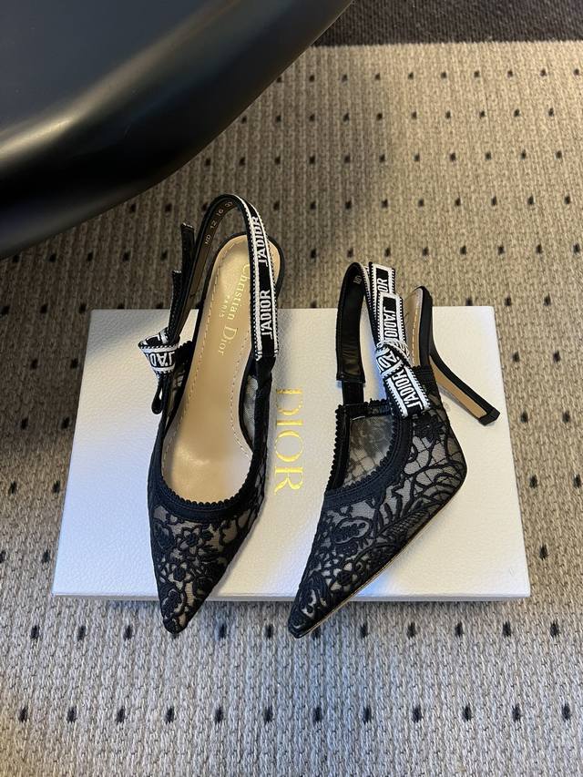 Dio* 26Ss经典款尖头蝴蝶结高跟鞋 DDD 彰显 Dior 精湛工艺的典范之作。采用黑白刺绣精心制作。双色 J’Adior 刺绣饰带点缀以扁平蝴蝶结。搭配