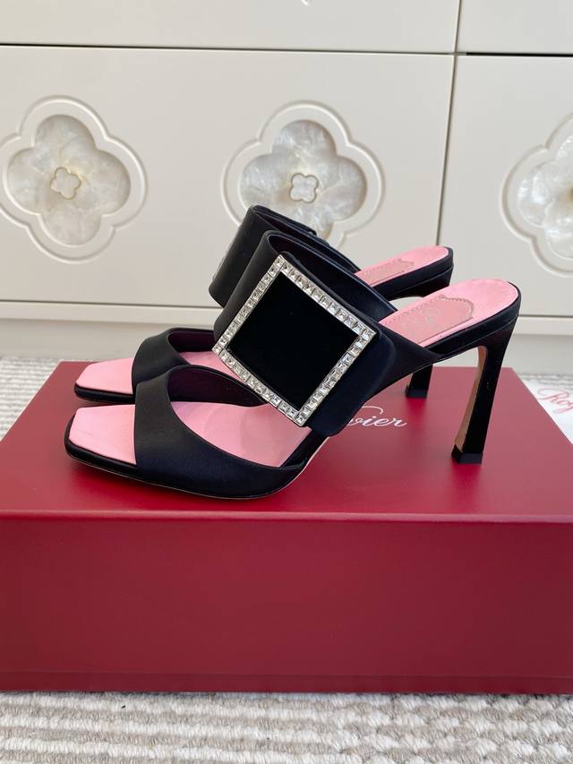 Roger Vivier Fw25 New Arrival～钻扣高跟方头拖鞋 DDD Rv家的Trompette系列高跟鞋，丝缎+方形水钻扣，超有辨识度走路稳又