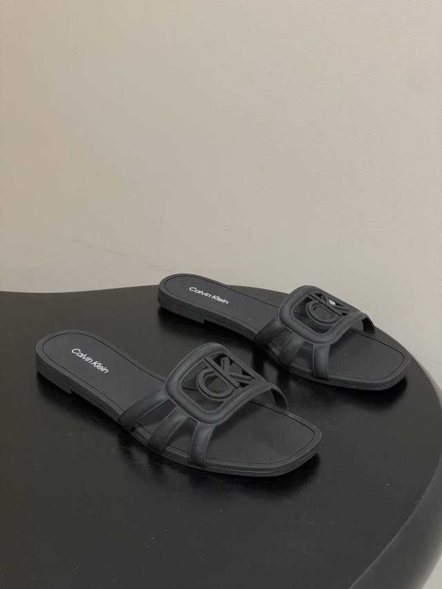 DDD Calvin Klein 2026夏季新款Ck Logo果冻拖鞋镂空一字带沙滩凉拖鞋 DDD 春夏度假系列意大利兴蔚蓝海岸度假时的穿搭风 DDD 原版1