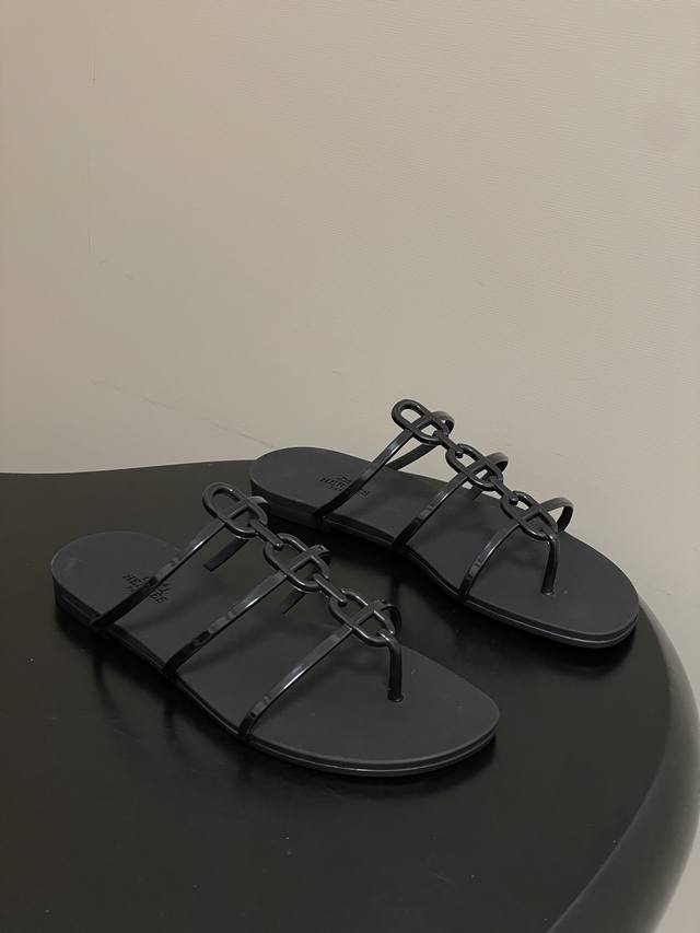 莞产 DDD Hermes 爱马仕 2026春夏新款H家 Mykonos系列经典 猪鼻子果冻鞋平底凉拖鞋 DDD 防水Tpu凉鞋，饰有标志性 Chaine D'