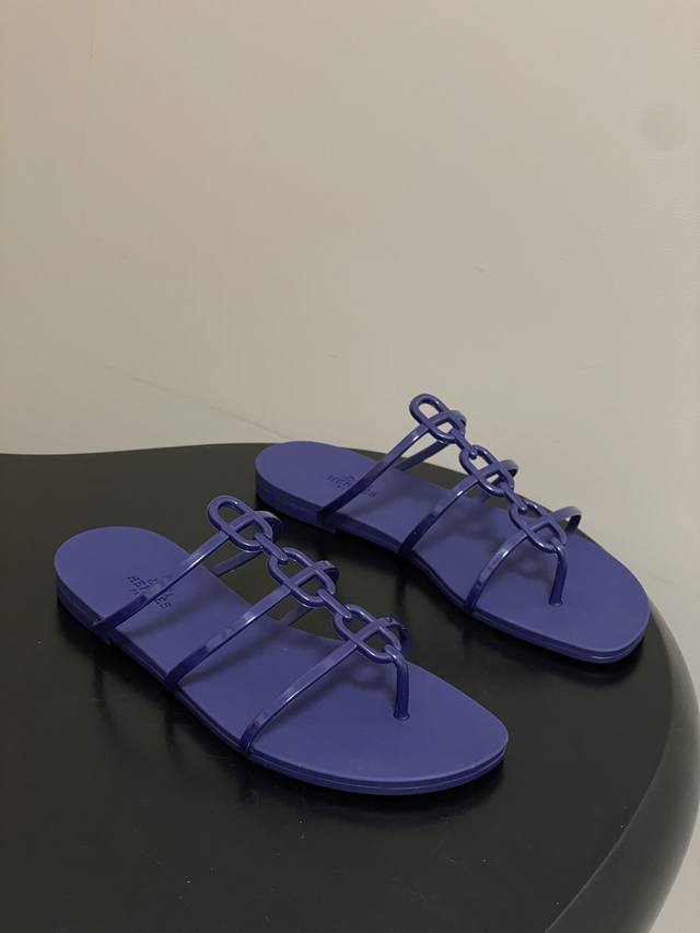 莞产 DDD Hermes 爱马仕 2026春夏新款H家 Mykonos系列经典 猪鼻子果冻鞋平底凉拖鞋 DDD 防水Tpu凉鞋，饰有标志性 Chaine D'