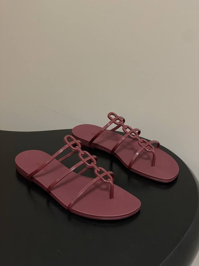 莞产 DDD Hermes 爱马仕 2026春夏新款H家 Mykonos系列经典 猪鼻子果冻鞋平底凉拖鞋 DDD 防水Tpu凉鞋，饰有标志性 Chaine D'