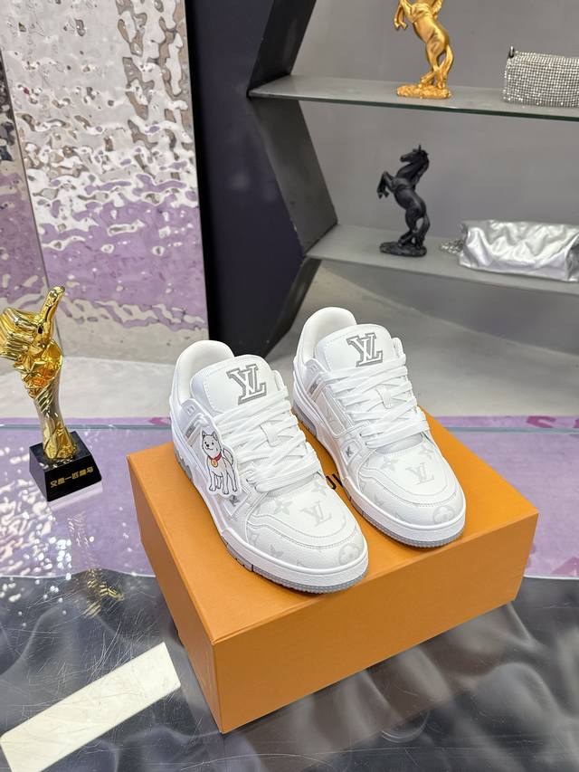 工厂P价P: DDD 2025最新颜色 出货 首尔限定 珍岛犬 DDD Lv 路易威登L家 驴牌 Trainer系列 情侣款 休闲 运动鞋 滑板鞋 DDD 原版 工厂P价P: DDD 2025最新颜色 出货 首尔限定 珍岛犬 DDD Lv 路易威登L家 驴牌 Trainer系列 情侣款 休闲 运动鞋 滑板鞋 DDD 原版