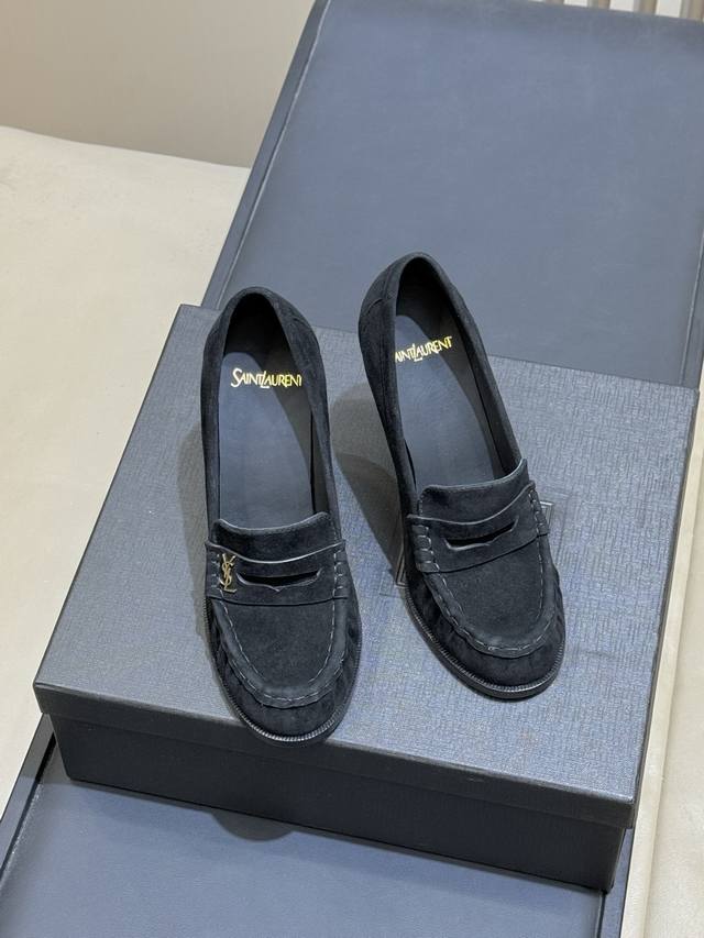 Ysl圣罗兰 26年新款 圆头高跟单鞋 褶皱皮面自带复古质感,乐福鞋型与纤细高跟的组合,把优雅和利落平衡得刚好。小小字母标也是低调奢华,无论是通勤赶路,还是傍晚 Ysl圣罗兰 26年新款 圆头高跟单鞋 褶皱皮面自带复古质感,乐福鞋型与纤细高跟的组合,把优雅和利落平衡得刚好。小小字母标也是低调奢华,无论是通勤赶路,还是傍晚