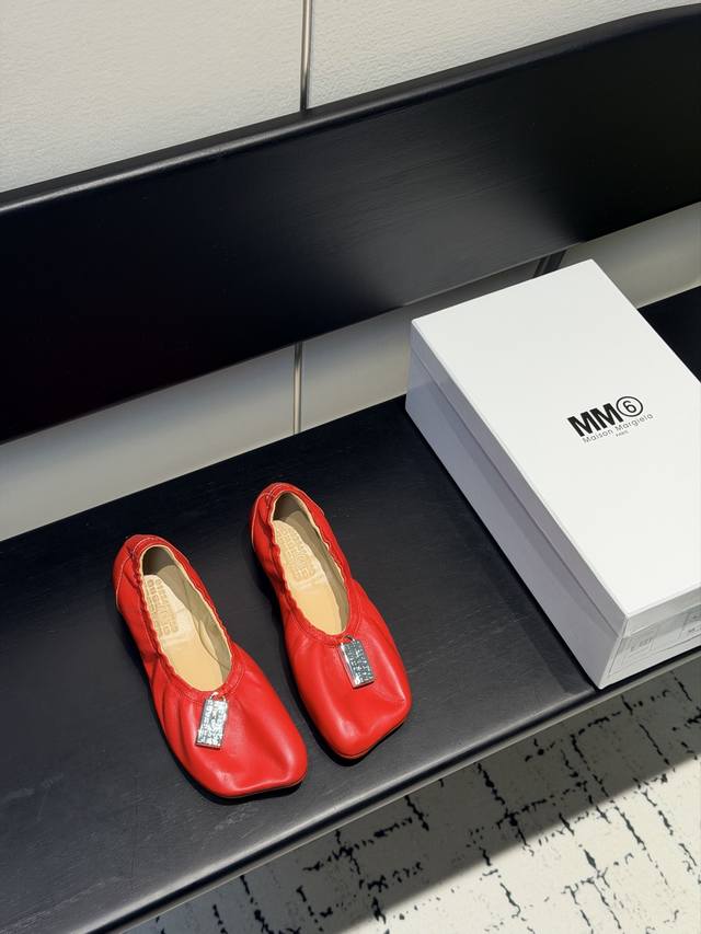 Mm6新款 DDD 2026新年春季单品 DDD 此款超级舒适的巴黎舞鞋、面料和里料选用了特别柔软的水染羊皮、搭配裤子、裙子都万能 DDD 鞋面还别处匠心的搭配