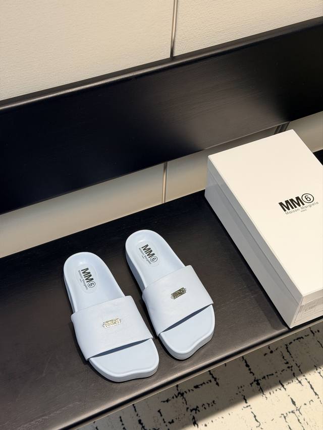 Mm6新款凉鞋 DDD Mm6经典造型苹果头又出新款 DDD 3公分的脚床高度无论从您的海拔还是舒适度都是刚刚好。这款脚床采用了目前最新的黑科技踩上去Q弹又符合