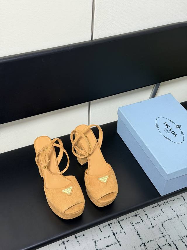 2026春款新款 Prada 普拉达 三角标Vs丝印Lg防水台厚底粗跟凉鞋。舒适度与时髦度并存，每个颜色搭配都好看，设计搭配不同风格需求水台加跟轻松驾驭。鞋面采