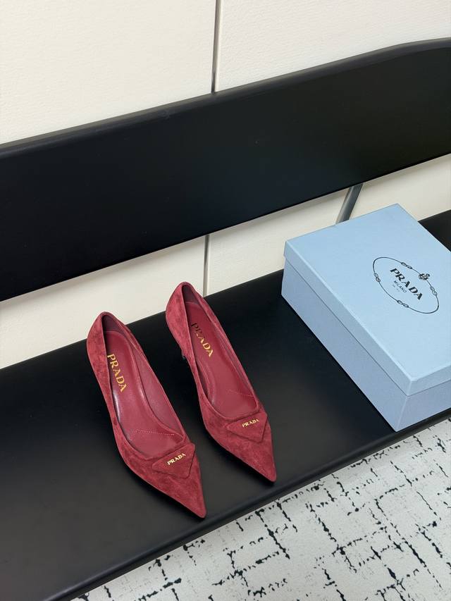 Prada 普拉达 25 出厂价Pp羊猄面 DDD 专柜走秀款尖头单鞋 三角扣标 高跟 早春走秀款！ DDD 鞋面：高定制漆皮、羊猄面 DDD 内里：进口水染羊