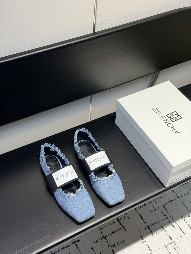 Givenchy纪梵希章若楠同款Sliced Square方头芭蕾舞平底鞋 DDD 超多明星时尚博主种草 裁切方头,轻松优雅气质。兼顾风格与极度舒适,弹性饰带缀 Givenchy纪梵希章若楠同款Sliced Square方头芭蕾舞平底鞋 DDD 超多明星时尚博主种草 裁切方头,轻松优雅气质。兼顾风格与极度舒适,弹性饰带缀