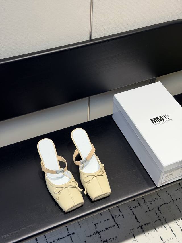 Mm6、 26春夏款复古方头弹力带芭蕾鞋高跟鞋凉鞋系列 DDD 采用品牌标志性的贴合脚型的雕塑感轮廓,鞋面柔软且线条流畅,兼顾贴合度与设计感。方头+芭蕾元素融合 Mm6、 26春夏款复古方头弹力带芭蕾鞋高跟鞋凉鞋系列 DDD 采用品牌标志性的贴合脚型的雕塑感轮廓,鞋面柔软且线条流畅,兼顾贴合度与设计感。方头+芭蕾元素融合