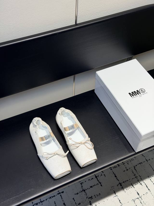 Mm6、 26春夏款复古方头弹力带芭蕾鞋平底鞋春鞋系列 DDD 采用品牌标志性的贴合脚型的雕塑感轮廓,鞋面柔软且线条流畅,兼顾贴合度与设计感。方头+芭蕾元素融合 Mm6、 26春夏款复古方头弹力带芭蕾鞋平底鞋春鞋系列 DDD 采用品牌标志性的贴合脚型的雕塑感轮廓,鞋面柔软且线条流畅,兼顾贴合度与设计感。方头+芭蕾元素融合