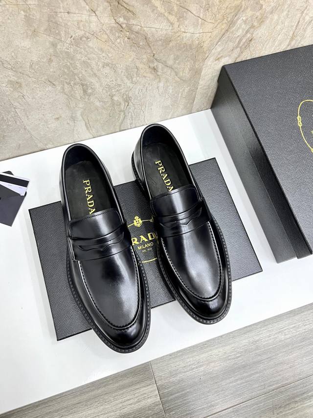 普拉达Prada 新款专柜同步发售，鞋面牛绒，水染牛皮内里，原版发泡大底，完美细节无可挑剔，标准码38–44 45订做。 DDD