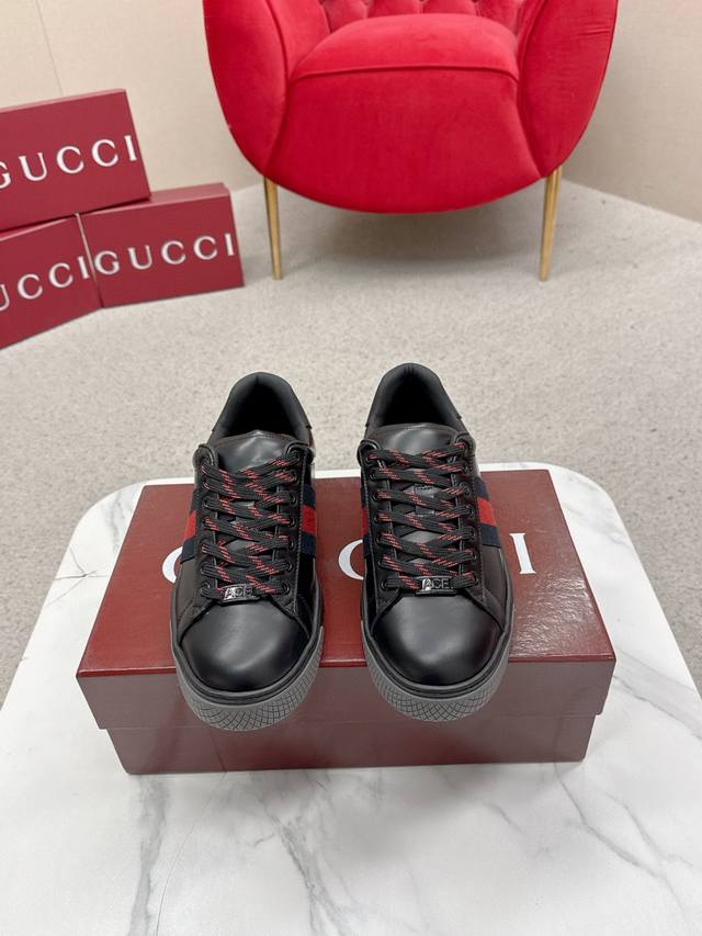 Gucci古驰 最新Ace系列 休闲运动鞋 众明星同款 经典棕色帆布+皮革拼接,侧面红绿条纹超有辨识度。完美鞋楦,日常休闲穿搭都很Ok,上脚超美且舒服,潮人必入