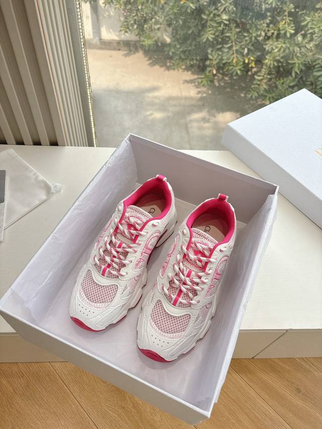 所即所得G0133C'est Dior 迪奥 25春夏全新休闲运动鞋‘以牛皮革和网眼织物制作，轻盈透气。侧边的Cd字母非常有Dior辩识度，运动风设计融合流苏细