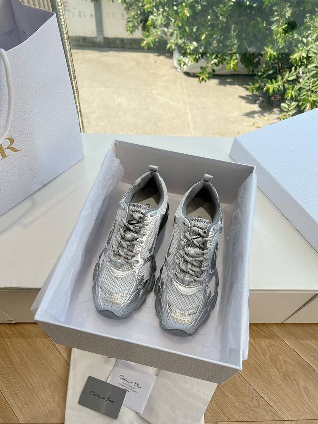 G133C'est Dior 迪奥 24秋新款全新休闲运动鞋以牛皮革和网眼织物制作，轻盈透气。侧边的Cd字母非常有Dior辩识度，运动风设计融合流苏细节也增添了
