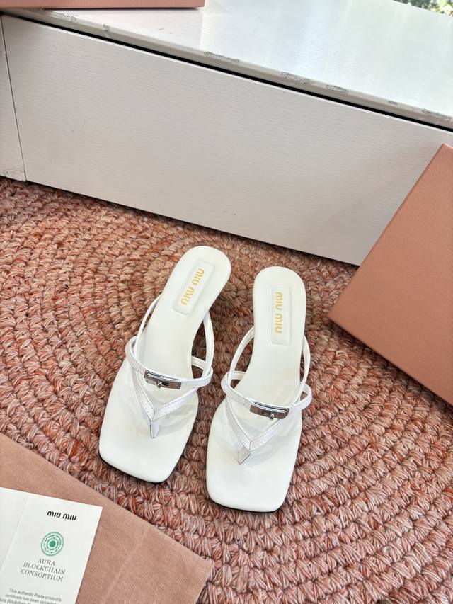 G189代购级独家上新Miu Miu2026真皮半拖Zp开发 手工羊皮编织麻花菱格平底拖鞋秒杀市面版本Miu真的太少女奶呼呼的 小羊皮超级软糯 喜欢可以冲了！