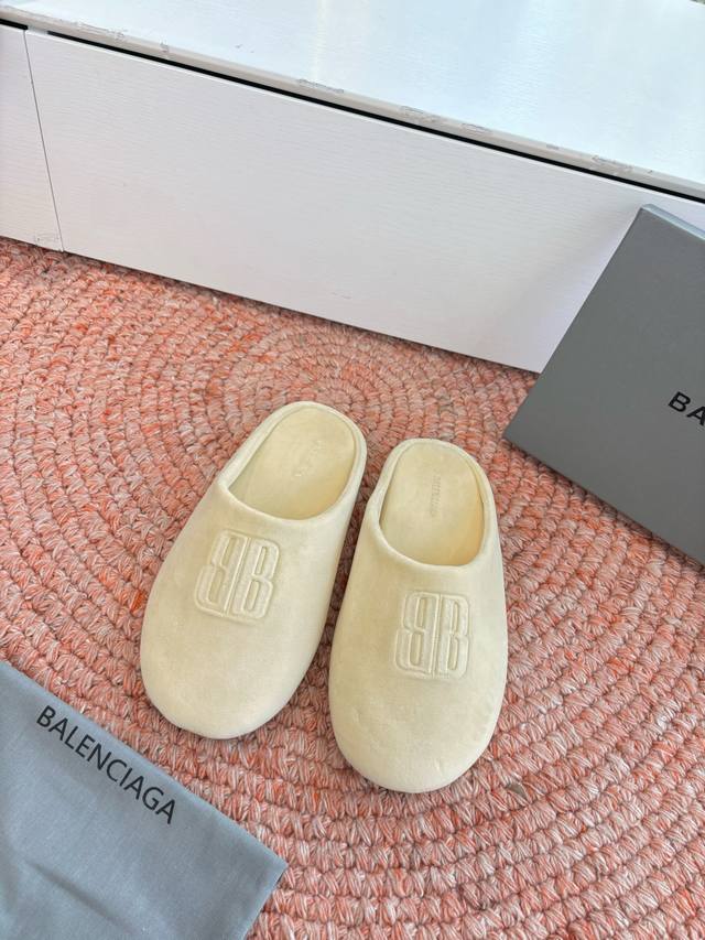 G079代购级别Balenciaga巴黎世家布拖鞋请认准高版本 这款靴子在设计上独具匠心 以绑带与皮带元素作为亮点 不仅能将靴子稳固贴合于足部调节松紧 在细节处