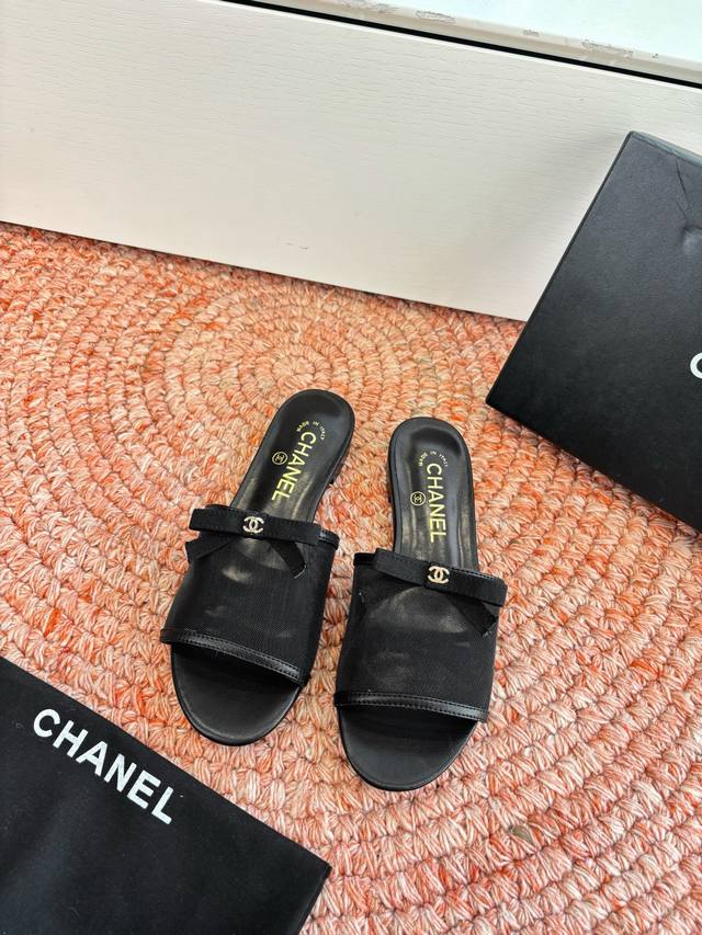 G299 Chane*|小香26C新品网纱双C DDD 蝴蝶结拖鞋小香经典符号邂逅26C夏日灵感 DDD 这双拖鞋便成了奢雅与实穿的完美平衡。 DDD 通透网纱 G299 Chane*|小香26C新品网纱双C DDD 蝴蝶结拖鞋小香经典符号邂逅26C夏日灵感 DDD 这双拖鞋便成了奢雅与实穿的完美平衡。 DDD 通透网纱