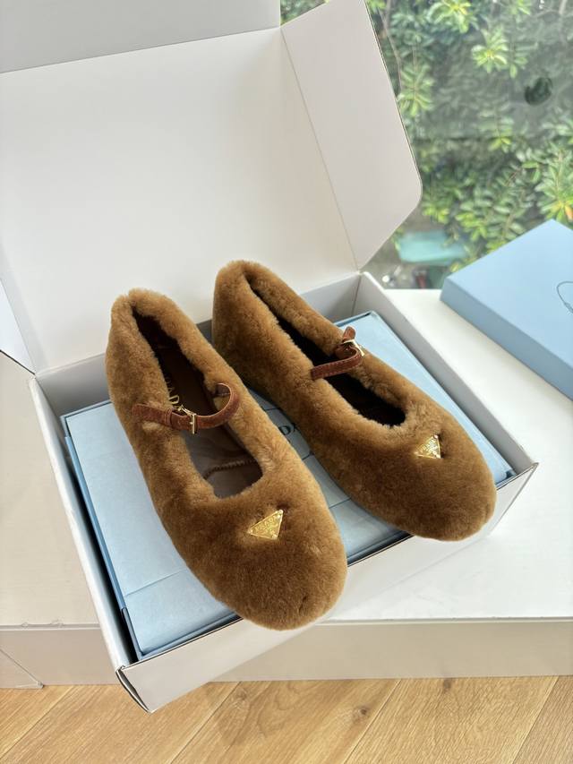 对版飞机盒G887Prada普拉达2025最新玛丽珍乐福鞋单鞋复古时髦鞋面，让整双鞋轻便舒适 鲜艳色彩 满足不同风格时髦人士的多种选择！标志性金属三角标夹脚拖鞋