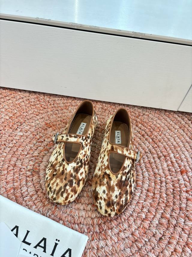 代购级别小皮箱 G002原版购入法国一线奢侈品牌Alaia 阿莱亚2026新款新色法式仙女芭蕾舞平底跳舞鞋，Alaia品牌源自其创始人，Azzedine Ala