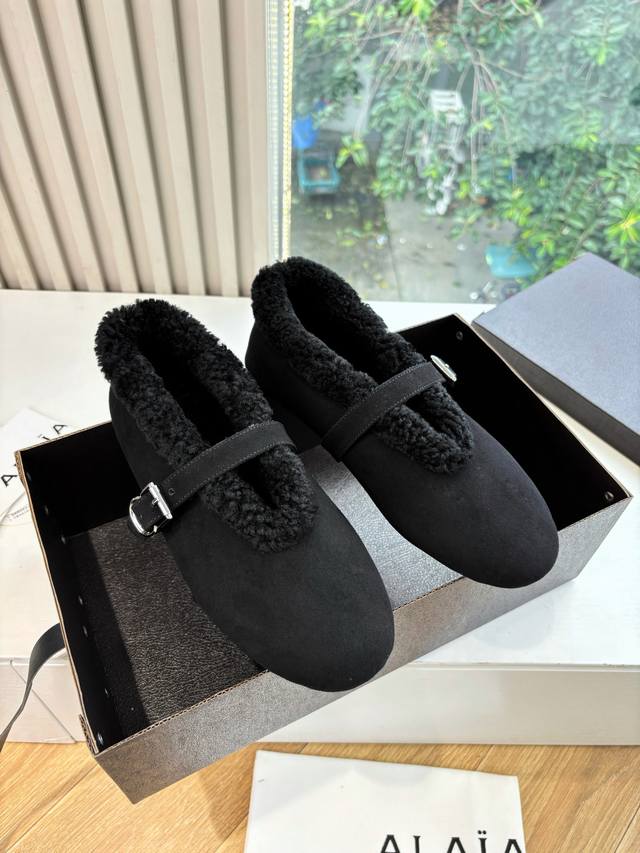 所见即所得G002代购级别原版购入法国一线奢侈品牌Alaia 阿莱亚秋冬天真的要来咯！羊羔绒鞋～ DDD Alaia奶呼呼的秋冬单品，是谁还没有拥有#Alaia