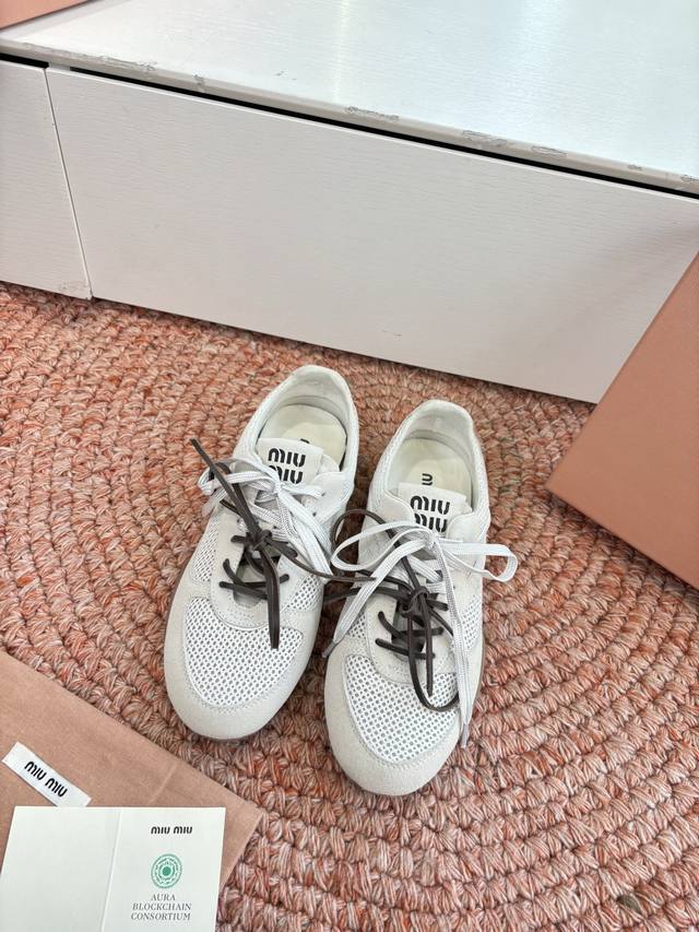 所见即所得G261Miumiu缪缪春夏新款走秀Miumiu 德训 休闲鞋秀场工艺来自Miu Miu系列的细节特写 新季的潮流此刻挚爱的概念，多元对撞，传达现代风