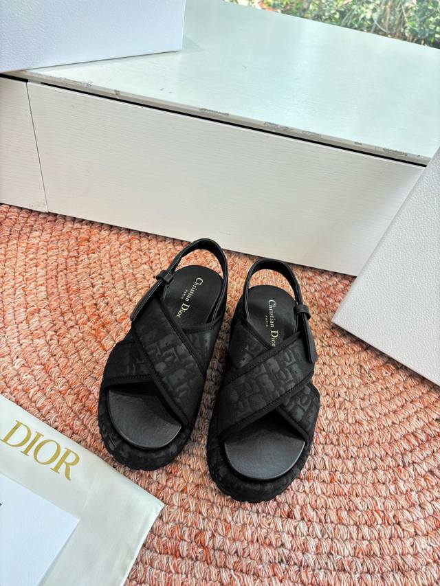 代购级G133 #迪奥2026早春新款一眼就想要的一字带拖鞋凉鞋简单大方‘低调奢华！ DDD 配上醒目的Chanristian Dior标志扣#非常高级 DDD