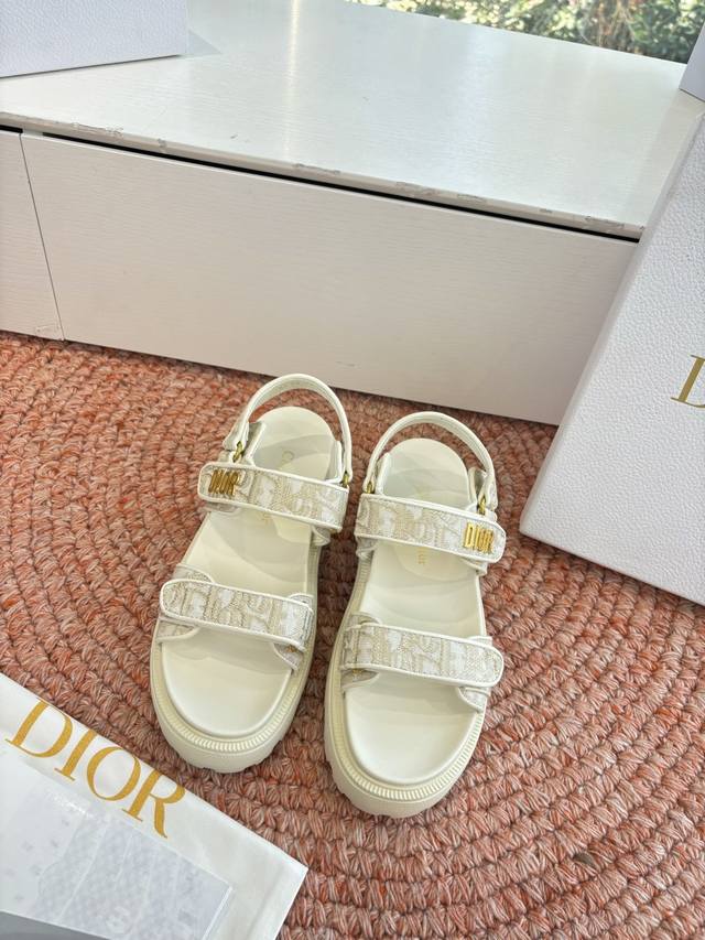代购级G133 #迪奥2026早春一眼就想要的凉鞋拖鞋简单大方‘低调奢华！ DDD 配上醒目的Chanristian Dior标志扣#非常高级 DDD 穿着舒适