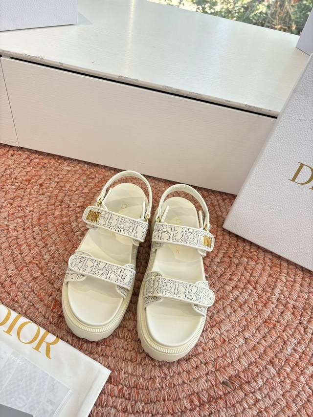 代购级G133 #迪奥2026早春一眼就想要的凉鞋拖鞋简单大方‘低调奢华！ DDD 配上醒目的Chanristian Dior标志扣#非常高级 DDD 穿着舒适