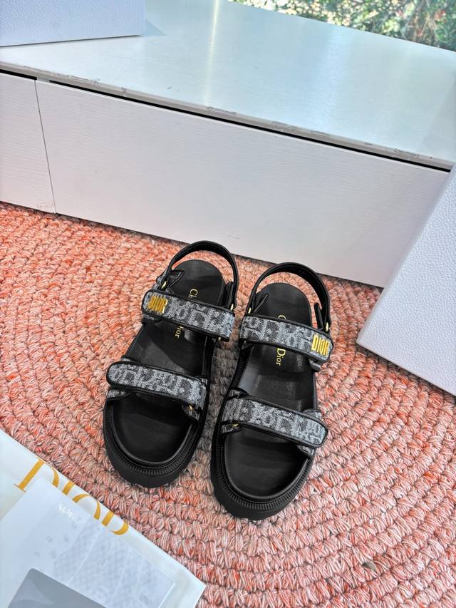 代购级G133 #迪奥2026早春一眼就想要的凉鞋拖鞋简单大方‘低调奢华！ DDD 配上醒目的Chanristian Dior标志扣#非常高级 DDD 穿着舒适